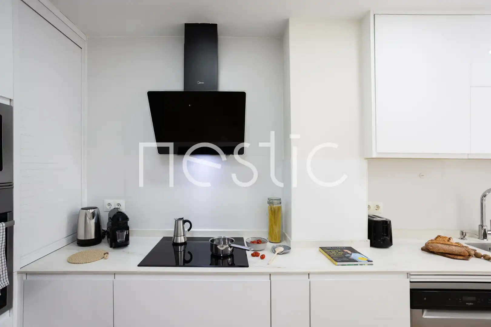 Cuina de Apartament de lloguer en Madrid amb Aire condicionat, Calefacció i Moblat