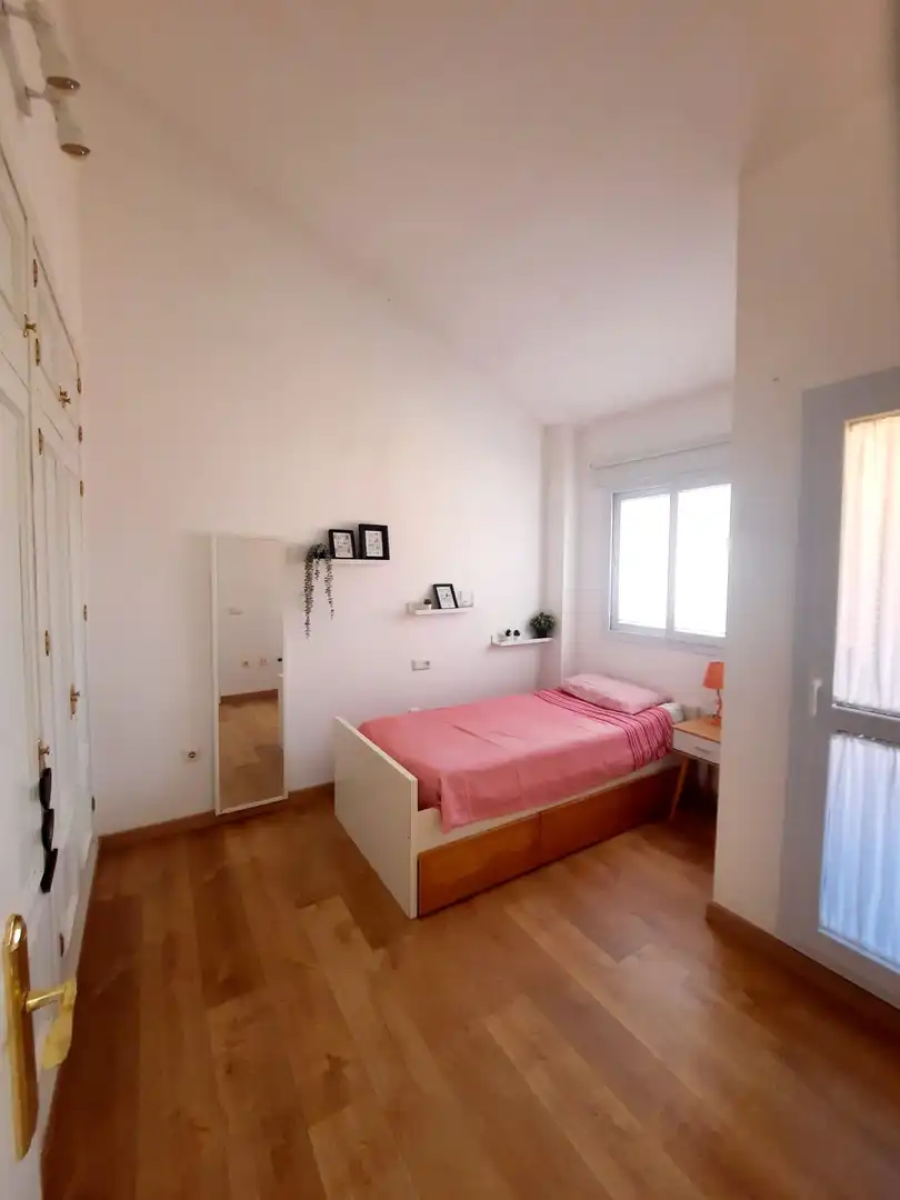 Habitación de Casa adosada de alquiler en La Línea de la Concepción con Jardín privado, Amueblado y Piscina comunitaria