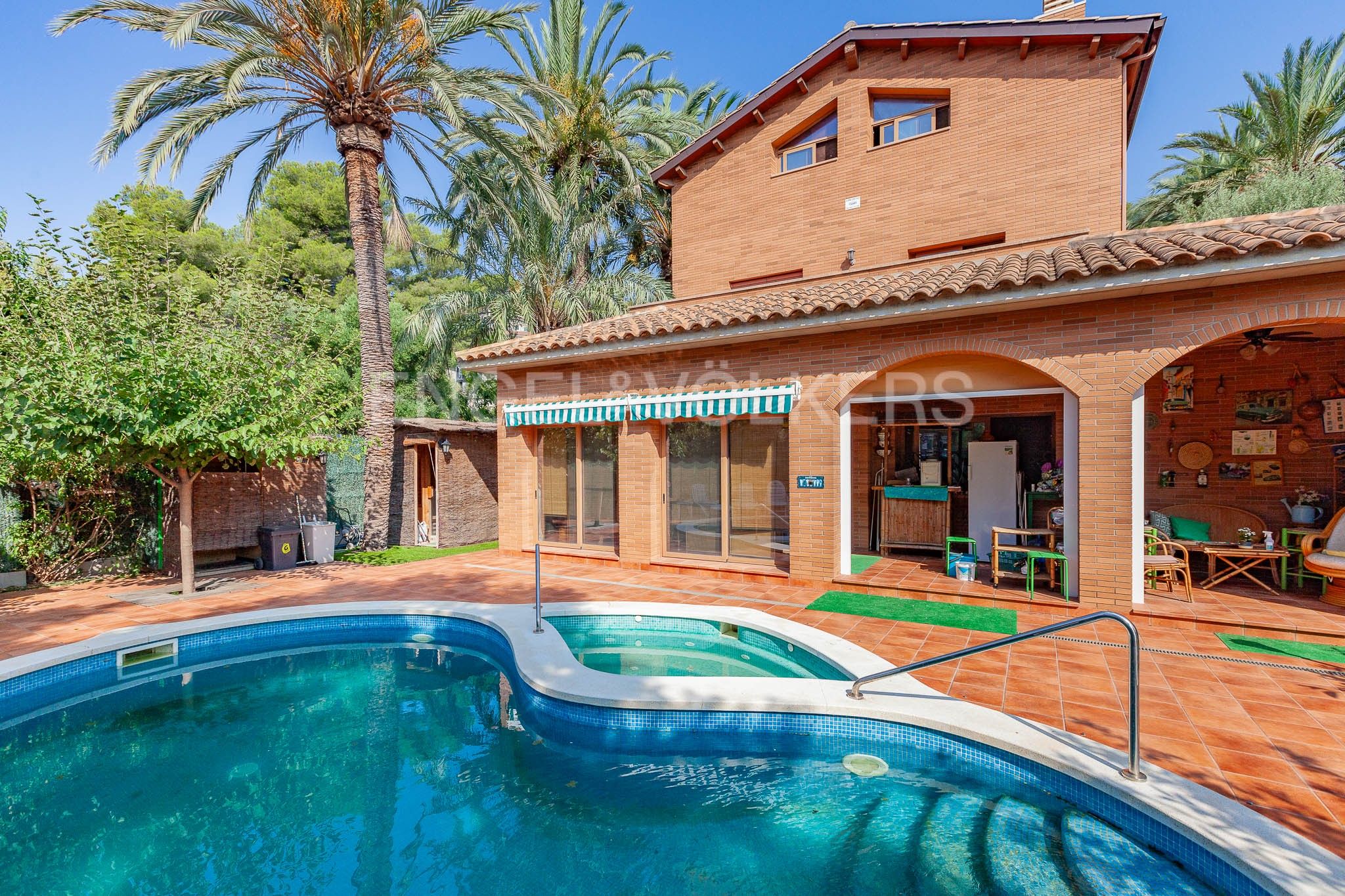 Vista exterior de Casa o xalet en venda en Castelldefels amb Aire condicionat, Calefacció i Jardí privat