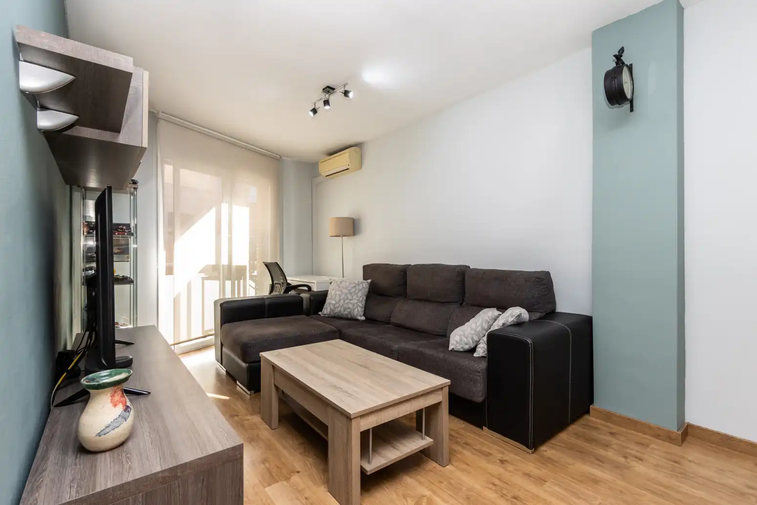 Living room of Flat for sale in Terrassa  with Air Conditioner, Heating and Parquet flooring