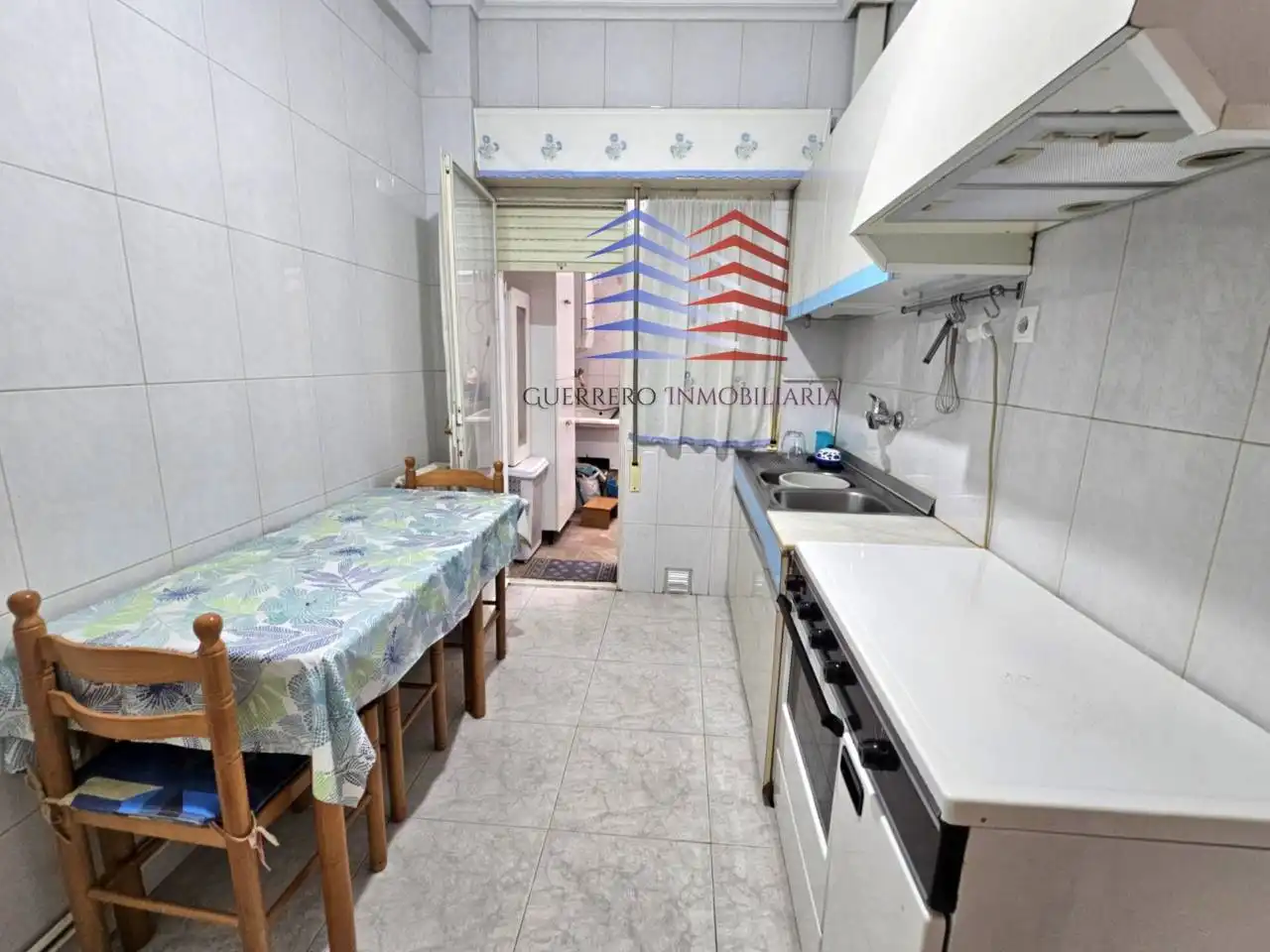 Cuina de Apartament de lloguer en Ourense Capital  amb Calefacció, Terrassa i Traster