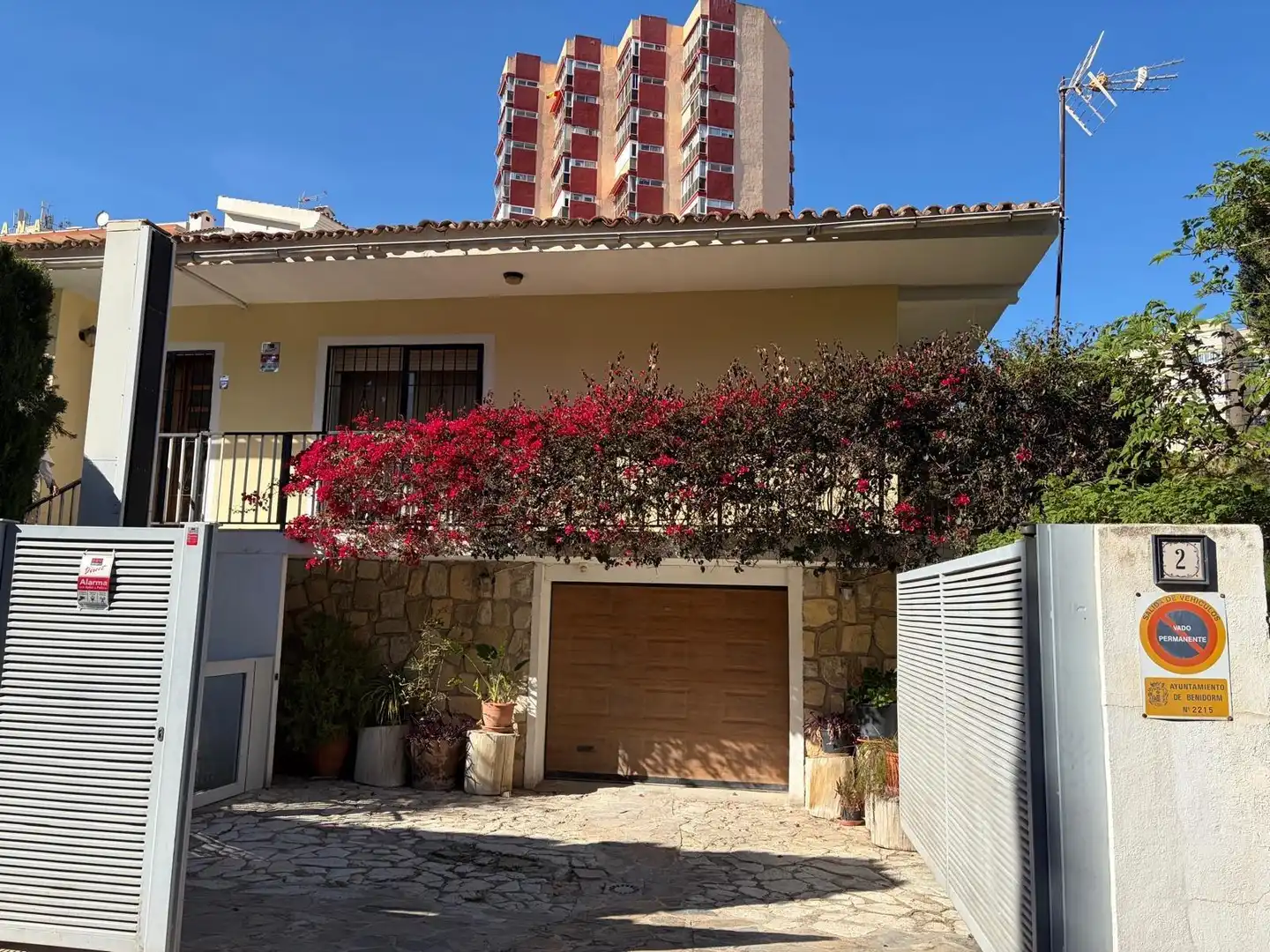 Vista exterior de Casa o xalet en venda en Benidorm amb Aire condicionat, Calefacció i Jardí privat