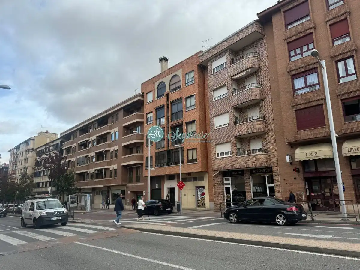 Vista exterior de Piso en venta en Segovia con Calefacción, Terraza y Trastero