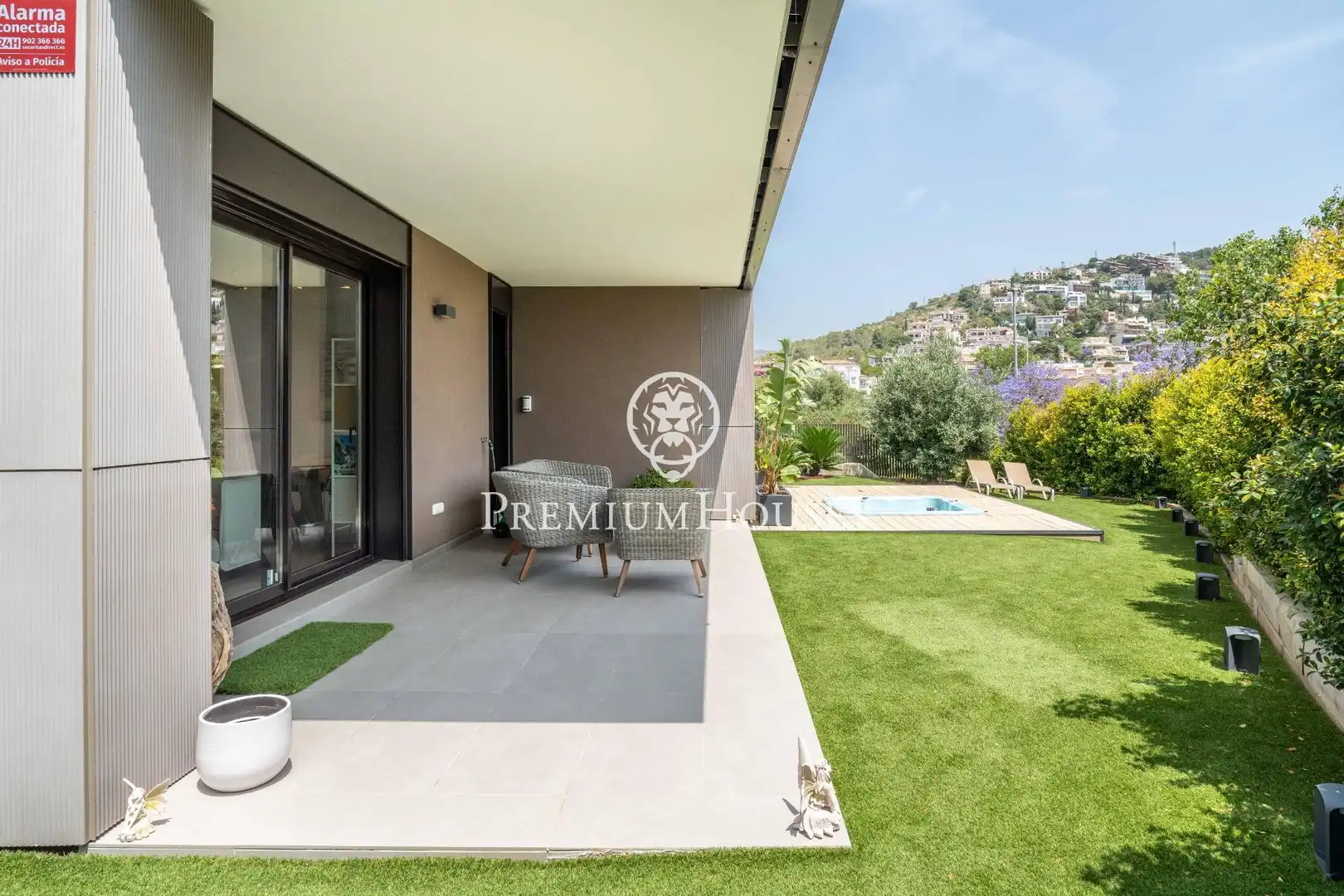 Terrasse von Erdgeschoss zum Verkauf in Sitges mit Klimaanlage, Privatgarten und Parkett