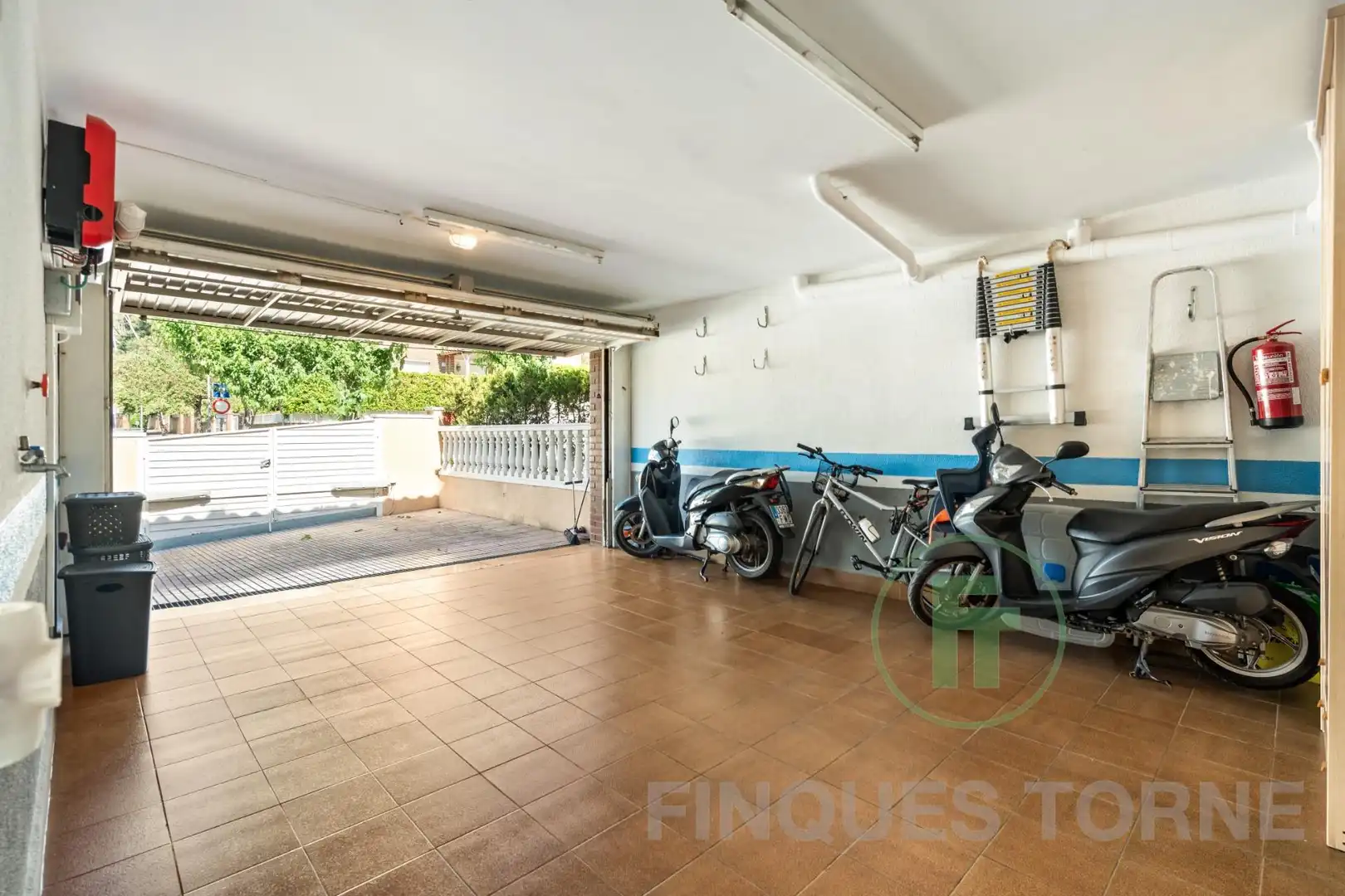 Vista exterior de Casa o xalet en venda en Montcada i Reixac amb Aire condicionat, Jardí privat i Parquet