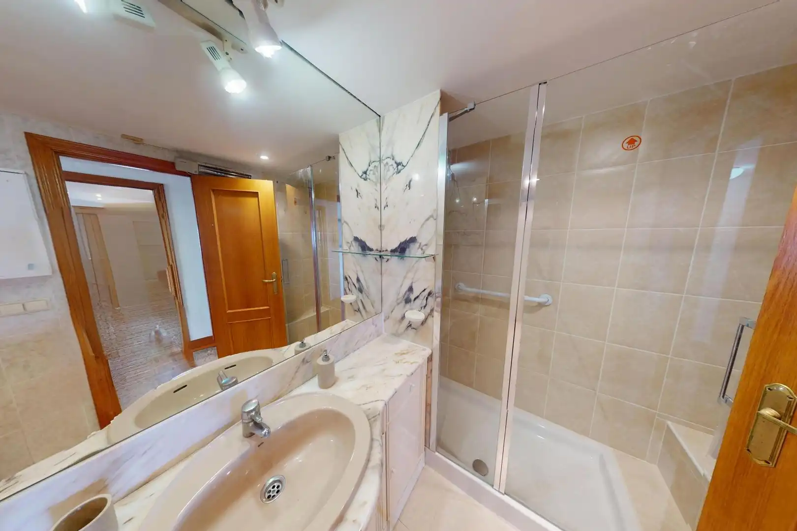 Baño de Piso de alquiler en Valencia con Aire acondicionado, Parquet y Amueblado