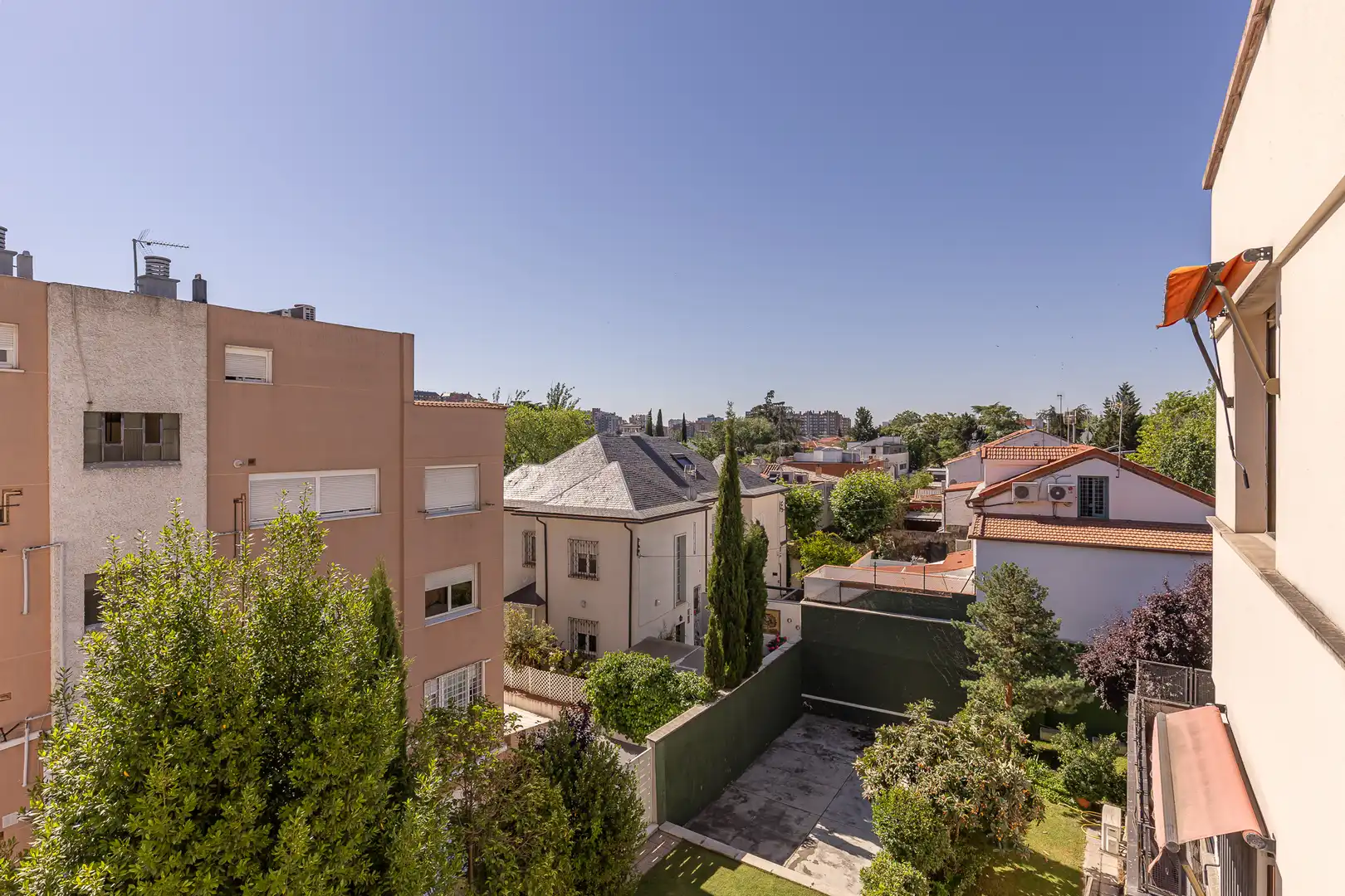 Außenansicht von Wohnung zum Verkauf in Madrid mit Klimaanlage, Heizung und Privatgarten