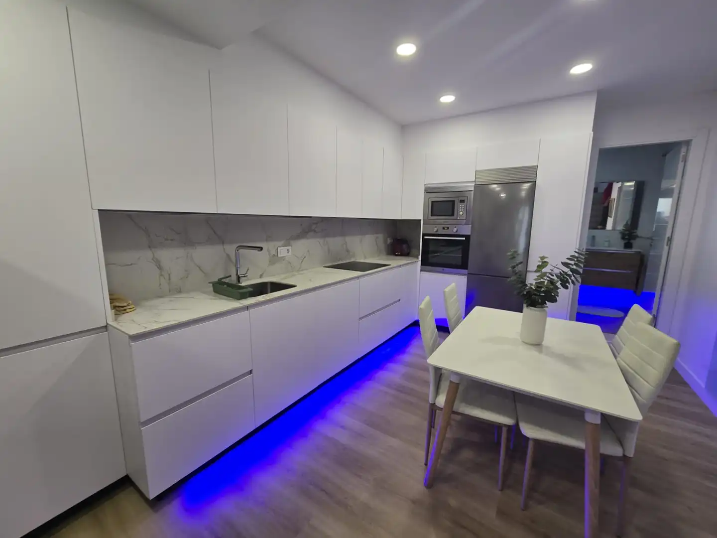 Cuina de Apartament en venda en Vigo  amb Moblat, Forn i Microones