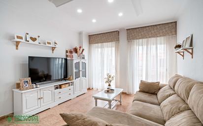 Sala d'estar de Casa adosada en venda en Roquetas de Mar amb Terrassa