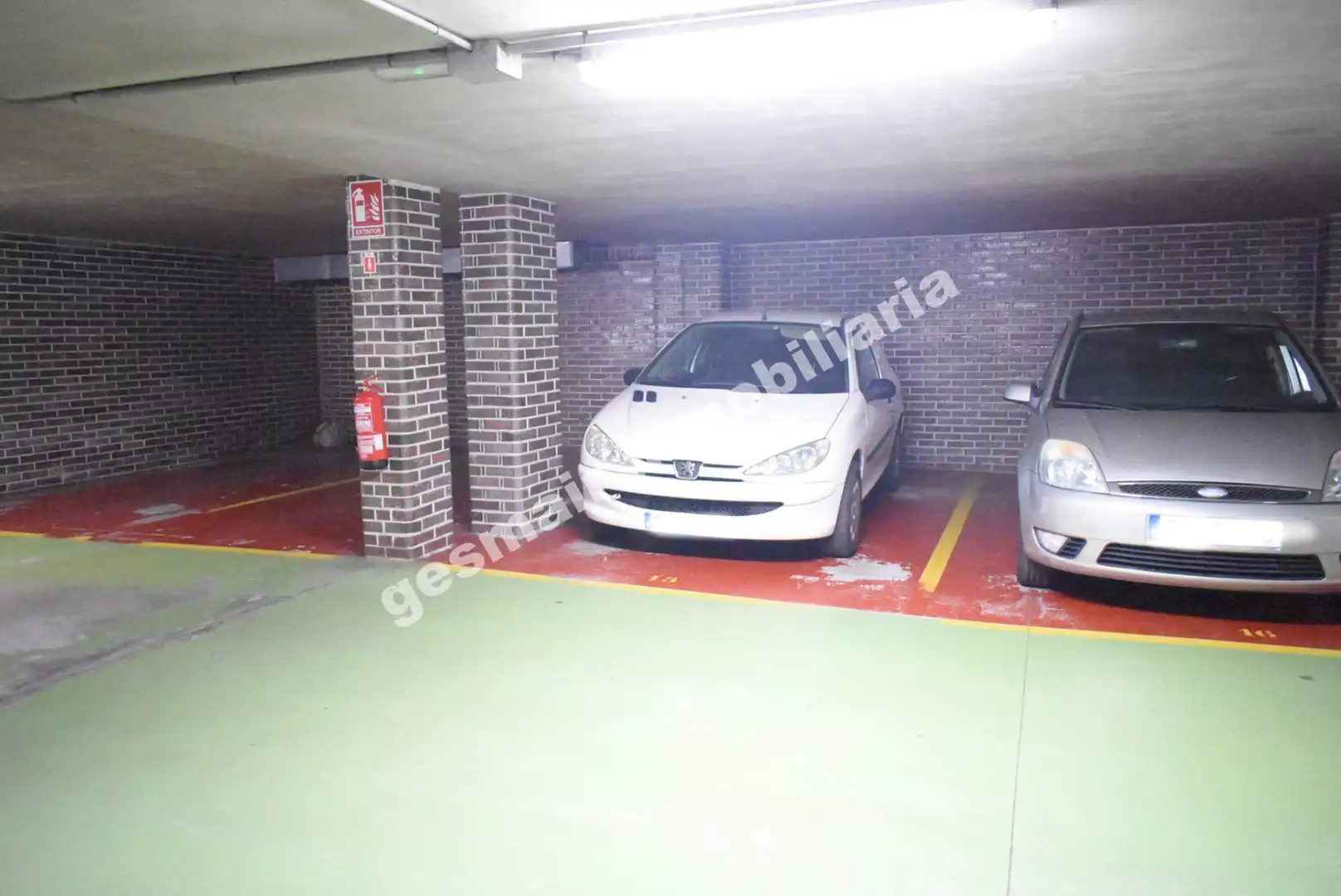Parking de Piso de alquiler en Pontevedra Capital  con Calefacción, Parquet y Trastero
