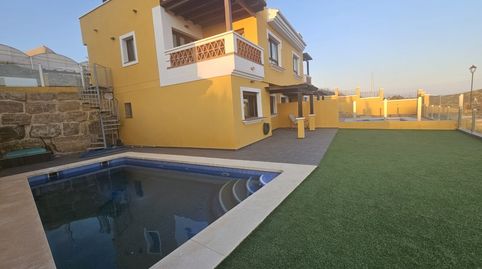 Exclusivo chalet pareado con piscinas y vistas panorámicas al mar en Lagos!