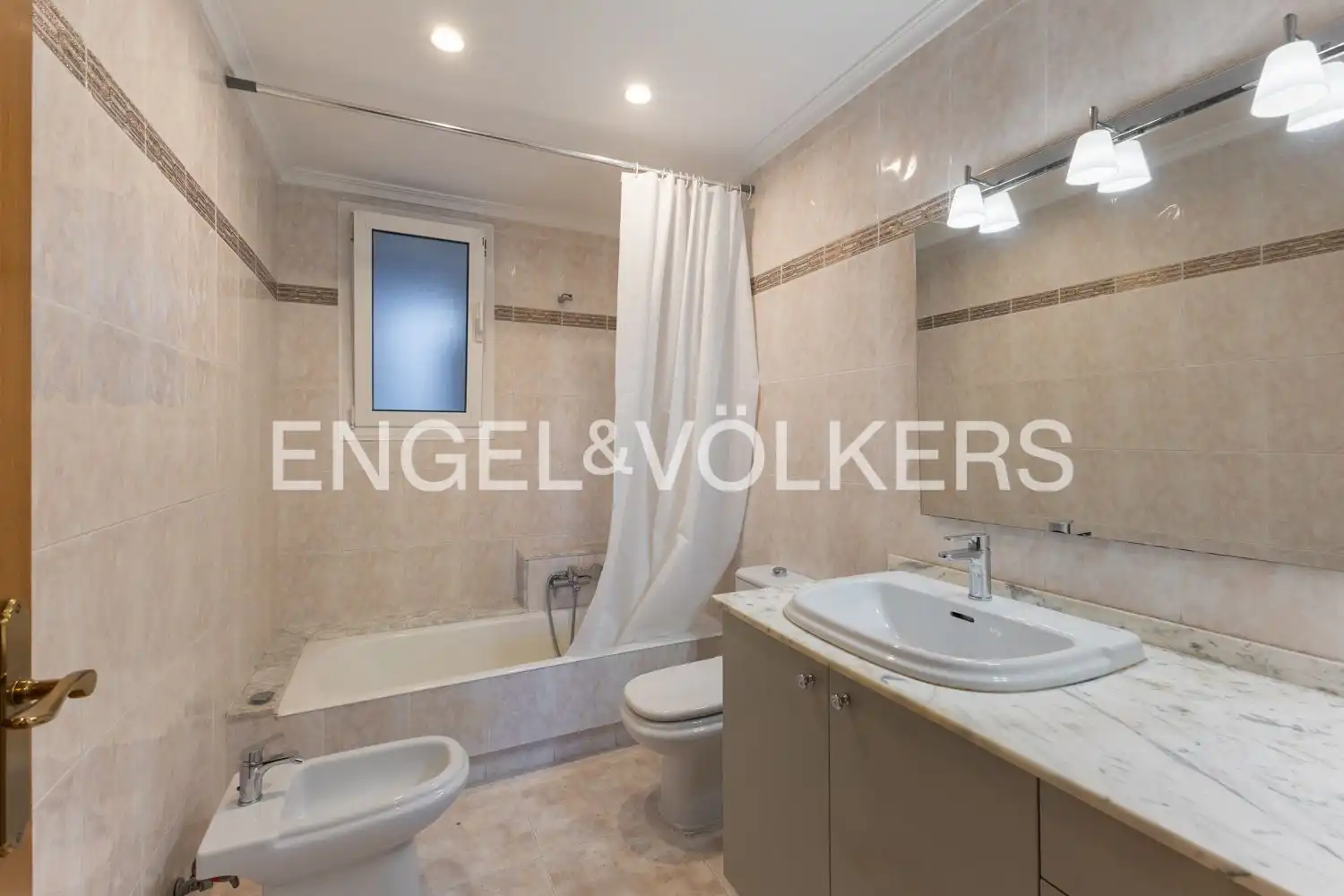 Baño de Piso de alquiler en Valencia con Aire acondicionado, Calefacción y Amueblado