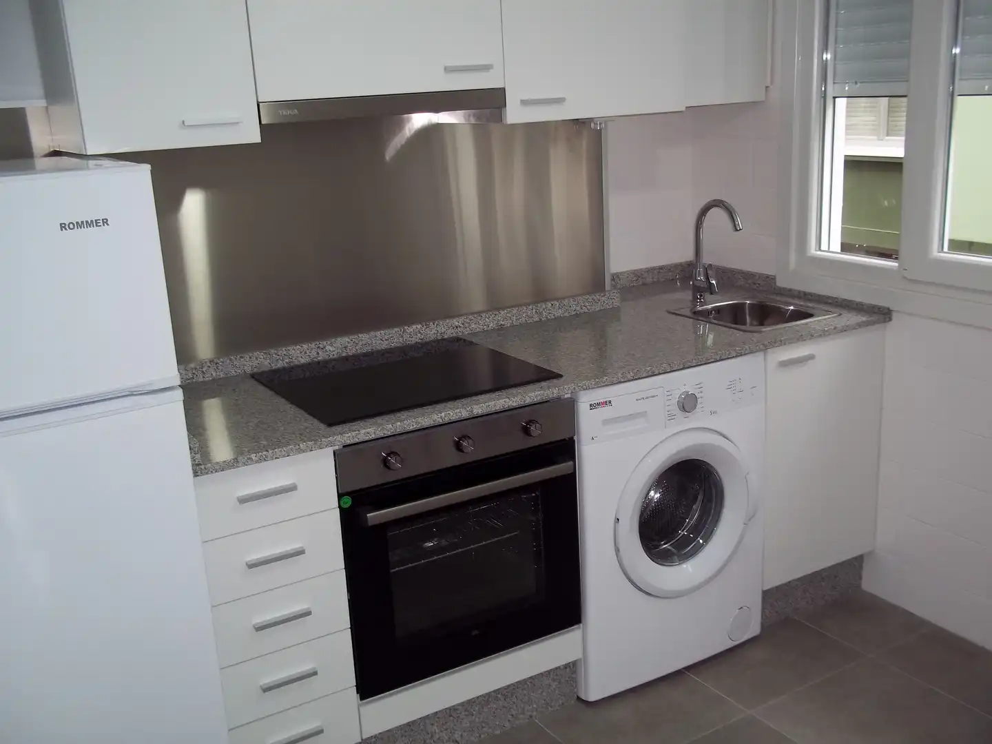 Cuina de Apartament de lloguer en Lugo Capital amb Calefacció, Parquet i Moblat