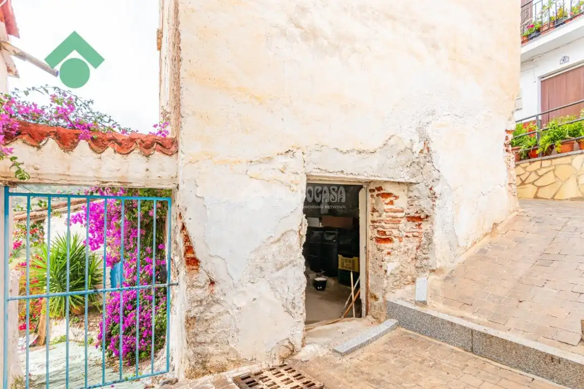 Vista exterior de Casa adosada en venda en Otívar amb Terrassa i Balcó