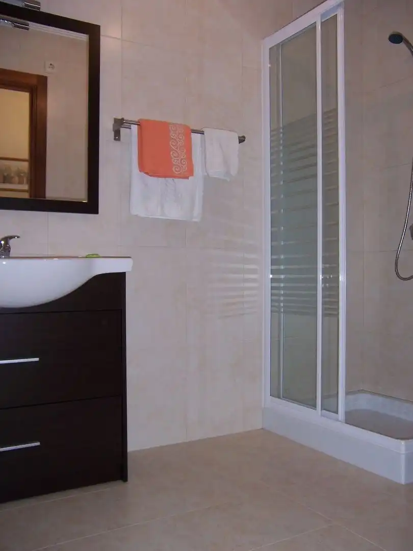 Baño de Apartamento de alquiler en Cariño con Calefacción, Parquet y Terraza
