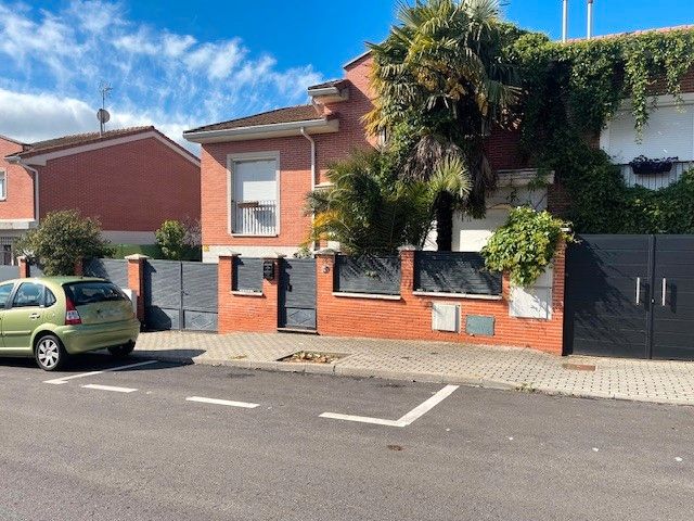 Vista exterior de Casa adosada en venta en Cabanillas del Campo con Calefacción, Jardín privado y Parquet