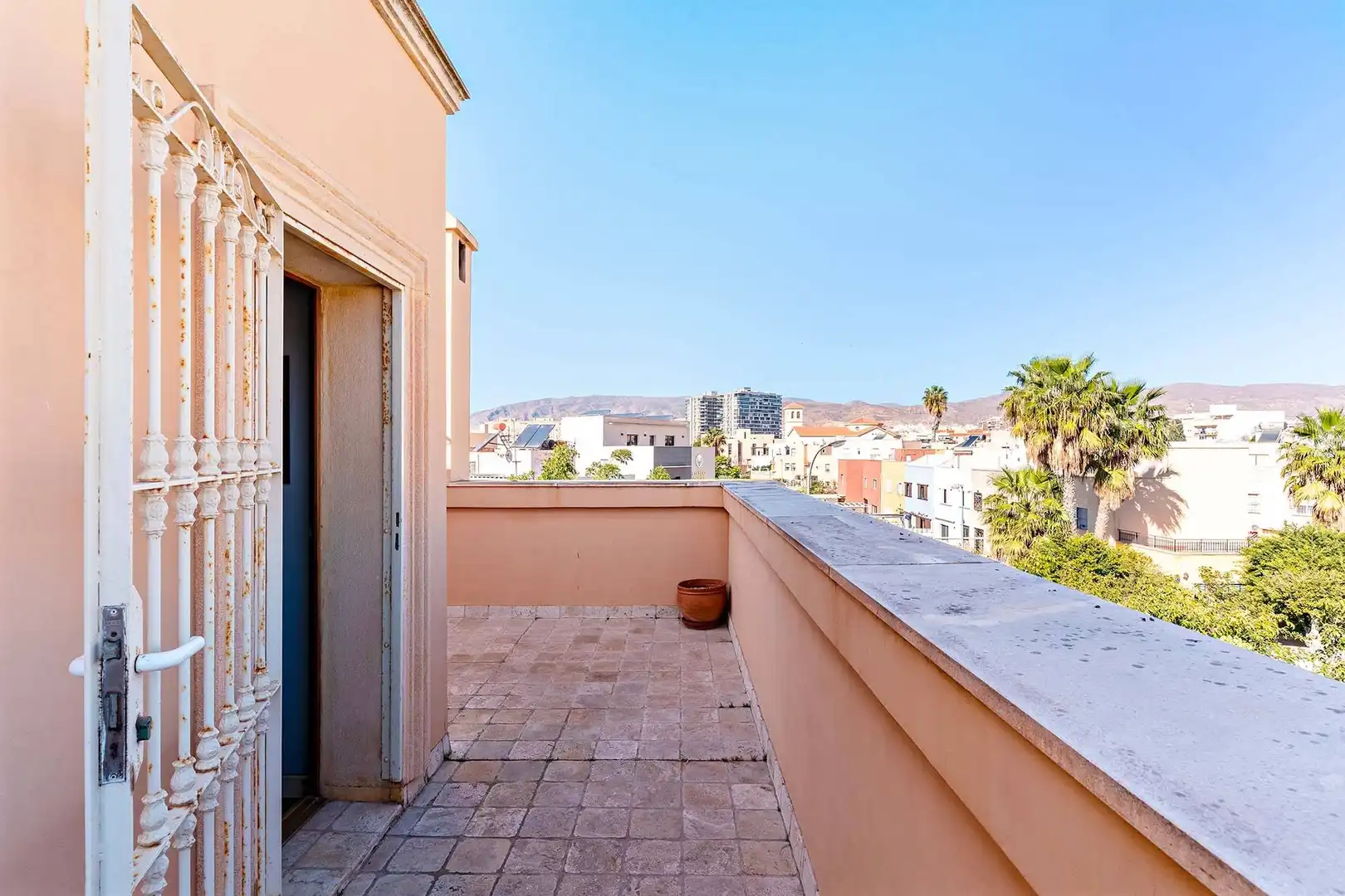 Terrassa de Casa o xalet en venda en Almería amb Jardí privat, Terrassa i Alarma