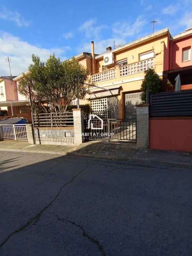 Vista exterior de Casa adosada en venda en Riells i Viabrea amb Aire condicionat, Calefacció i Jardí privat