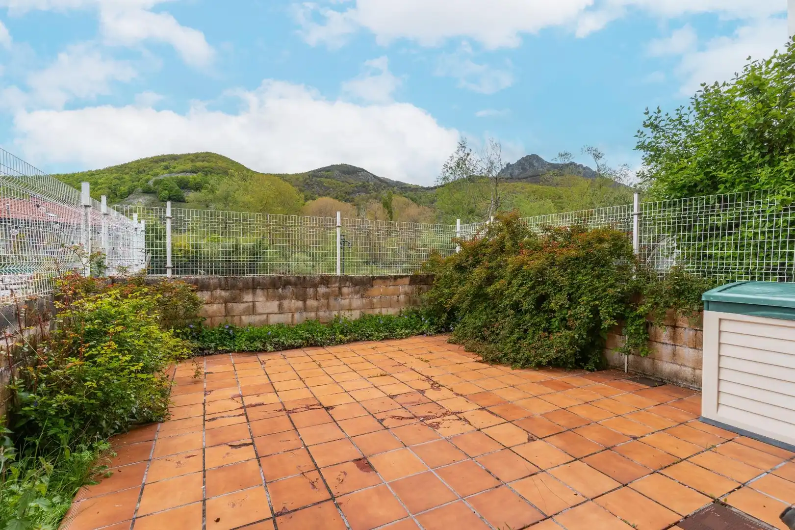 Terrassa de Casa adosada en venda en Puebla de Lillo amb Calefacció, Jardí privat i Terrassa