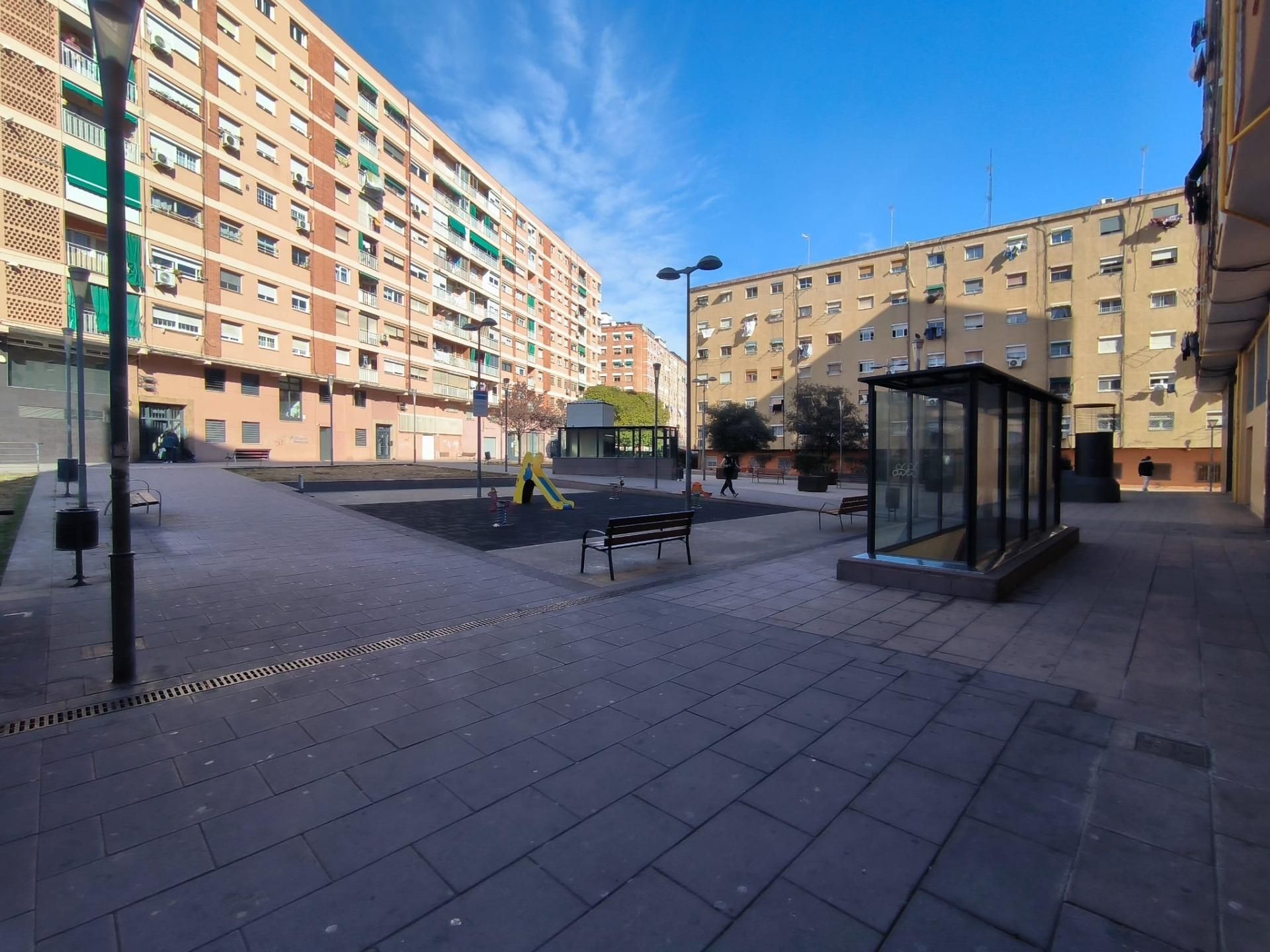 Garage zum Verkauf in Carrer de la Sagrada Família, Llefià, Artigues - Llefià