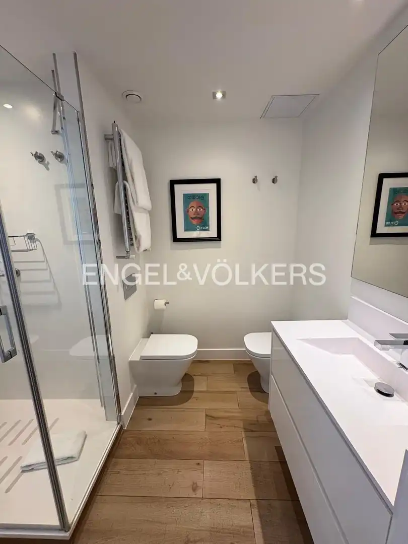 Badezimmer von Wohnung zur Miete in Madrid mit Klimaanlage und Heizung