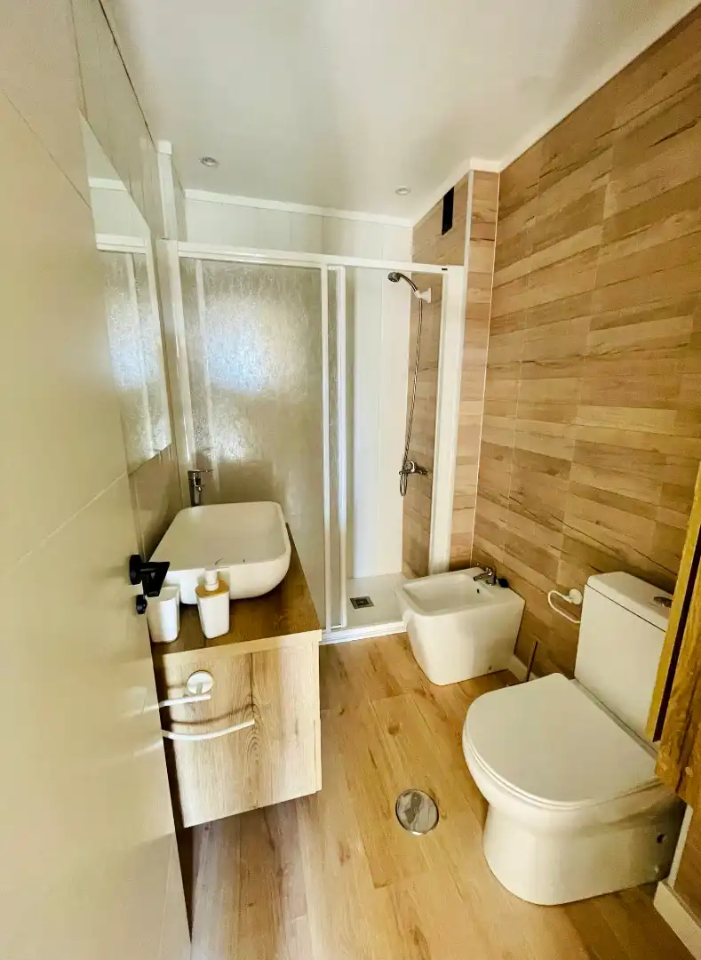Bathroom of Flat for rent in Granada  with Air Conditioner, Heating and Parquet flooring