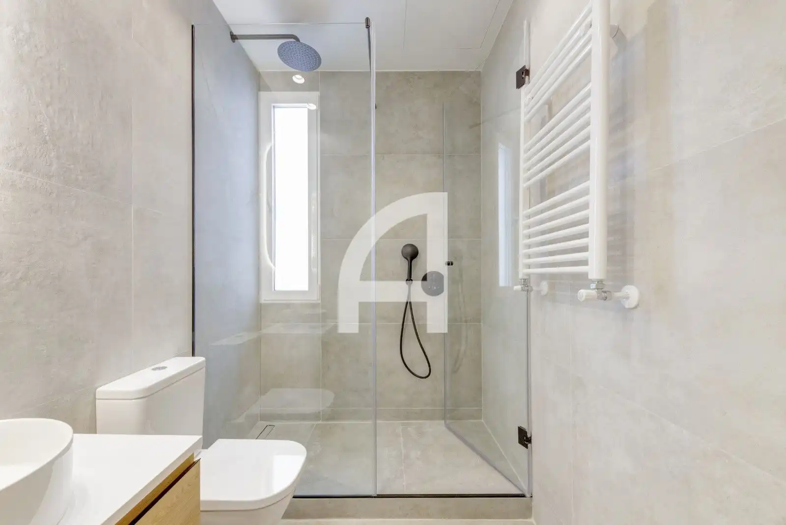 Badezimmer von Wohnung zum Verkauf in Madrid mit Klimaanlage, Heizung und Terrasse