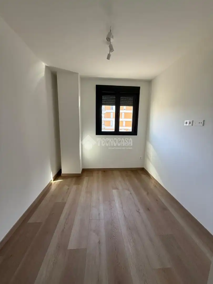 Schlafzimmer von Wohnung zur Miete in Camas mit Terrasse und Abstellraum