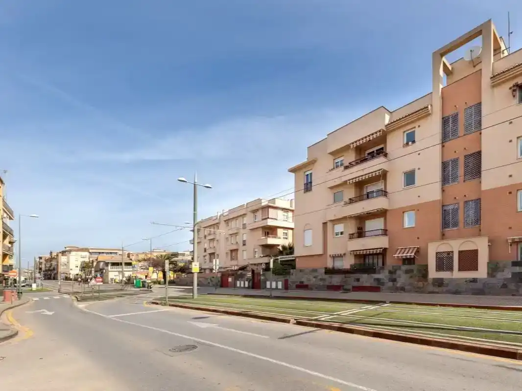 Außenansicht von Wohnung zur Miete in Granada mit Klimaanlage, Schwimmbad und Möbliert