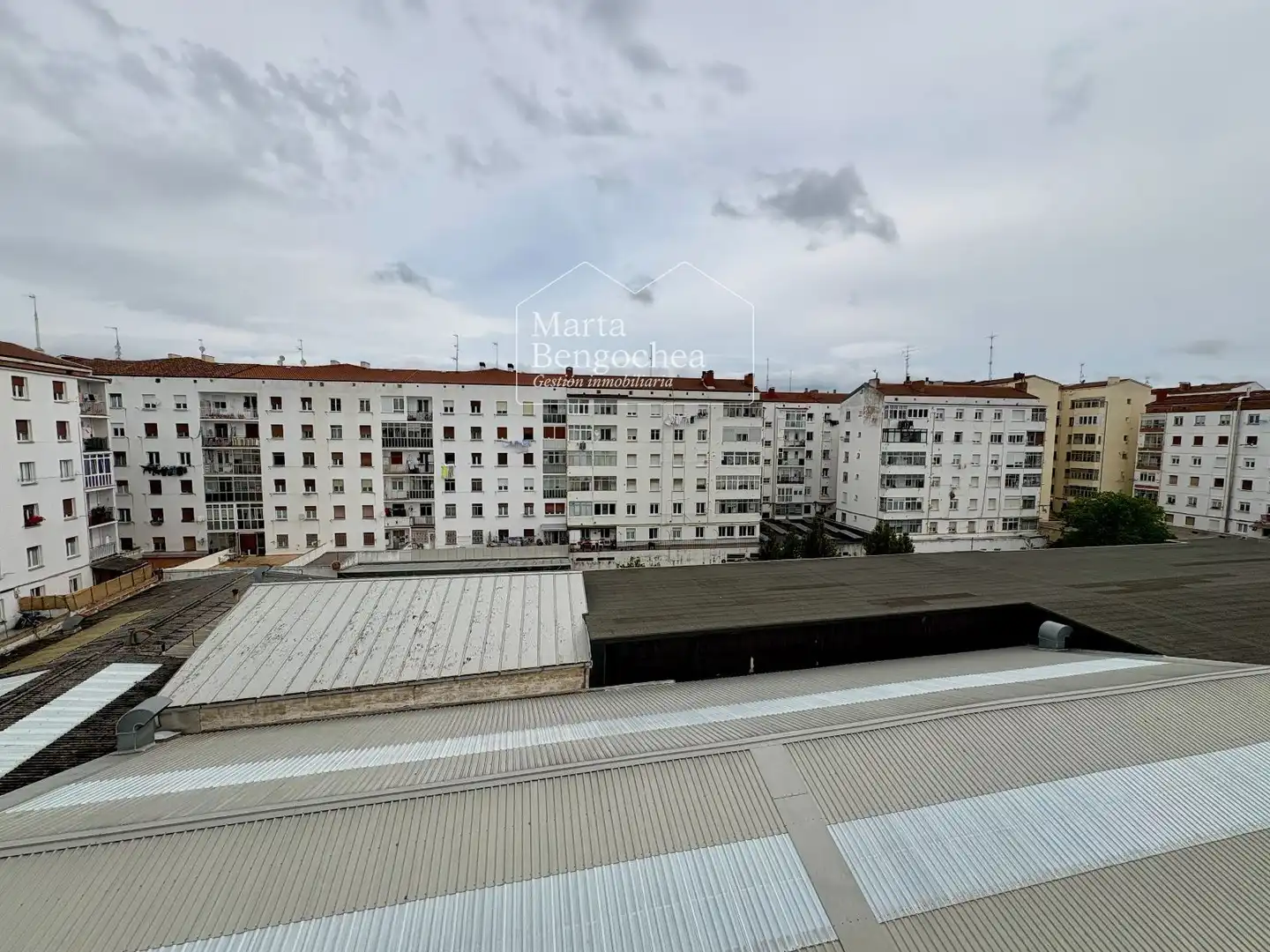 Vista exterior de Pis en venda en Vitoria - Gasteiz amb Calefacció, Terrassa i Traster