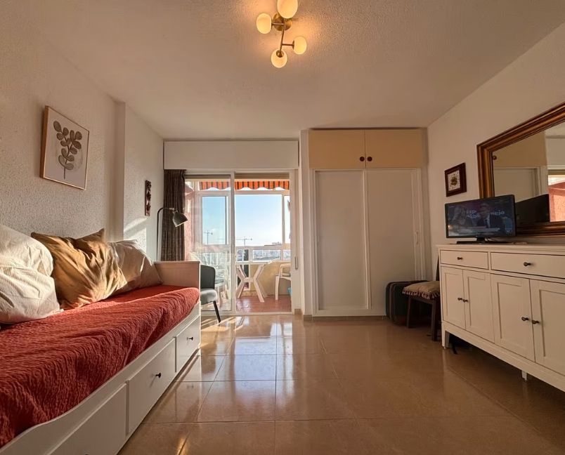 Dormitori de Pis de lloguer en Benalmádena amb Terrassa, Moblat i Piscina comunitària