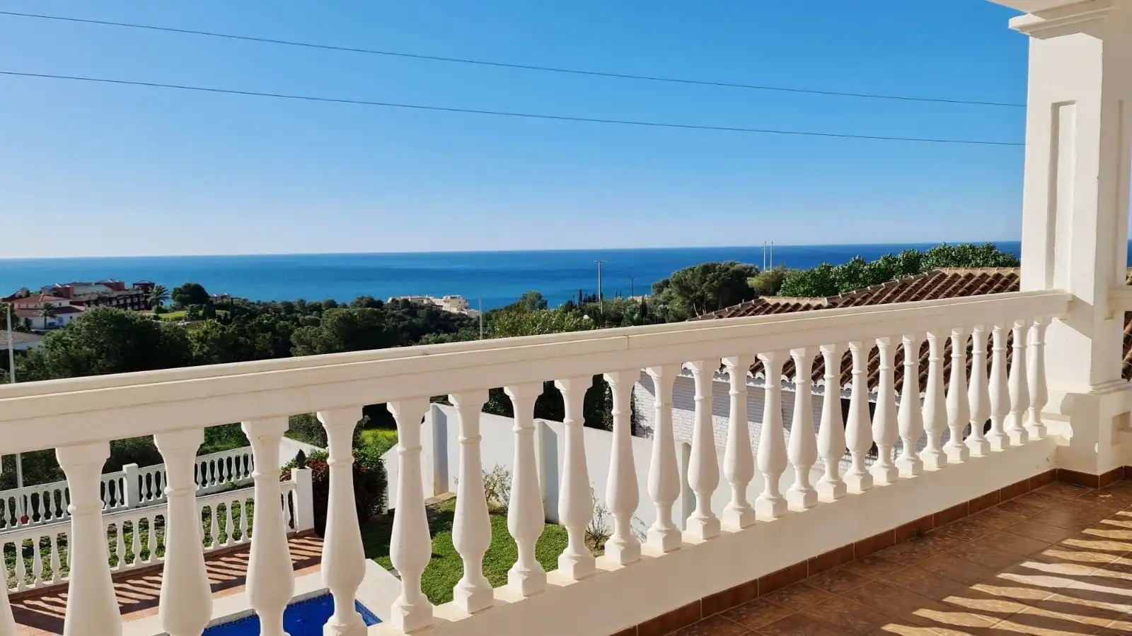 Vista exterior de Casa o xalet en venda en Benalmádena amb Aire condicionat, Jardí privat i Terrassa
