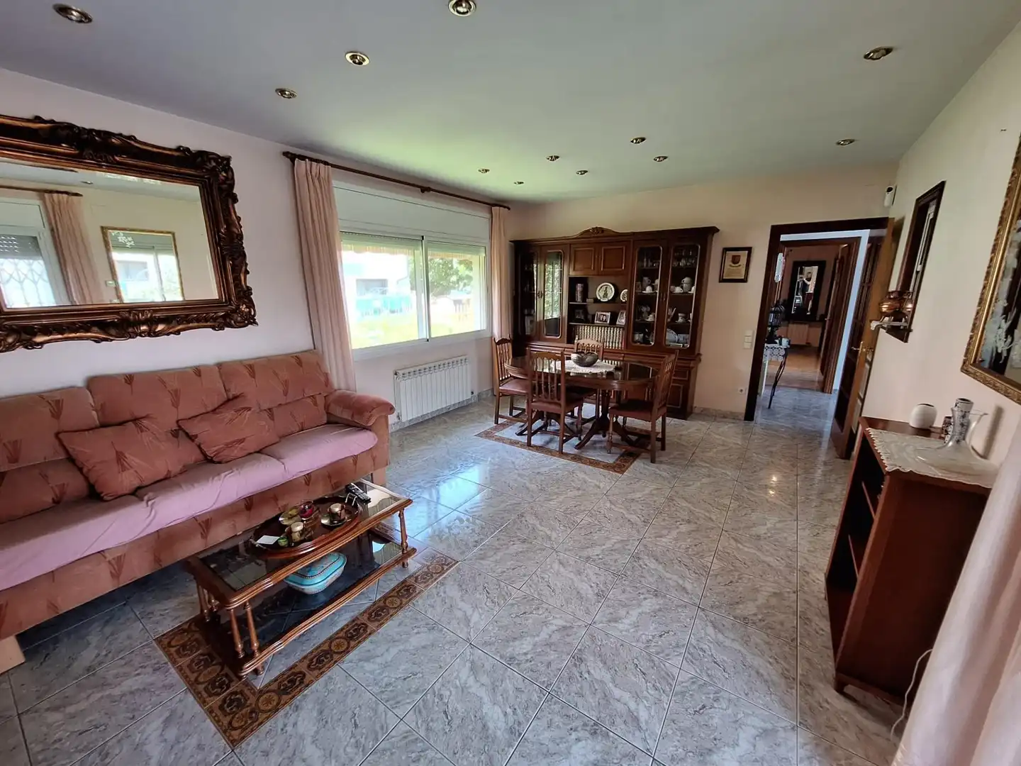 Wohnzimmer von Country house zum Verkauf in Santa Eulàlia de Ronçana mit Klimaanlage, Privatgarten und Terrasse