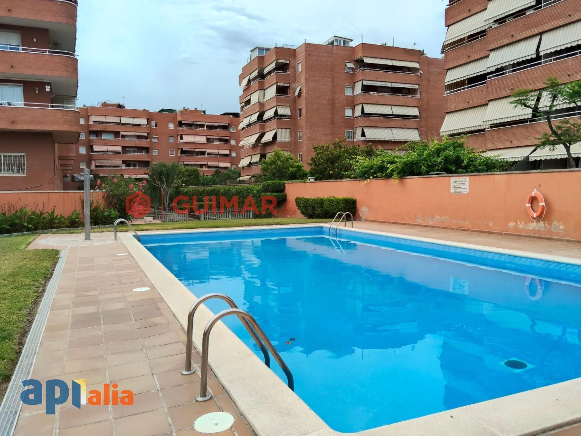 Swimming pool of Flat for sale in Cornellà de Llobregat  with Air Conditioner, Heating and Private garden