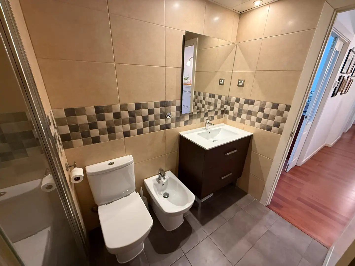 Badezimmer von Wohnung zum Verkauf in Cornellà de Llobregat mit Klimaanlage, Heizung und Parkett