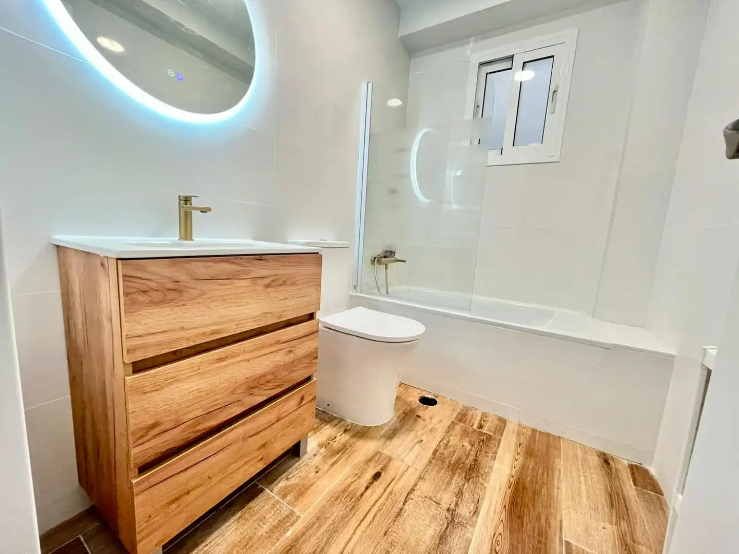 Badezimmer von Wohnung zur untervermieten in Sevilla mit Möbliert, Waschmaschine und Fernseher