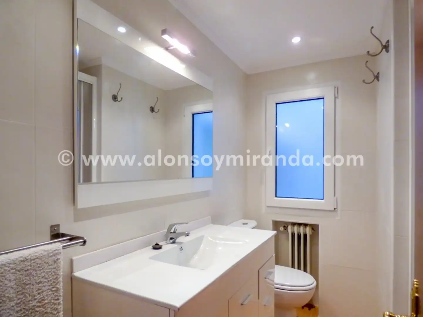 Badezimmer von Wohnung zur Miete in Oviedo  mit Heizung, Parkett und Möbliert