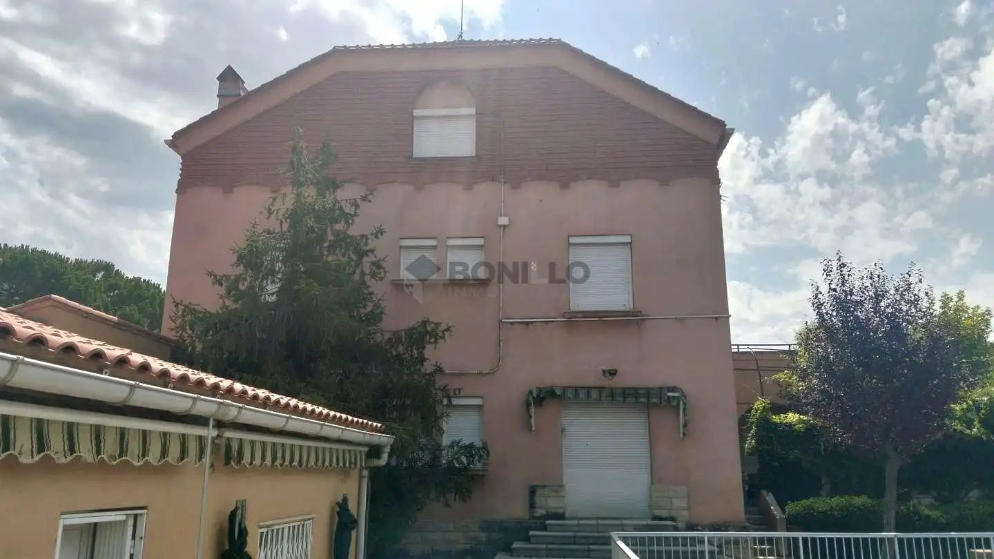 Vista exterior de Casa o xalet en venda en Utrillas amb Calefacció, Jardí privat i Terrassa