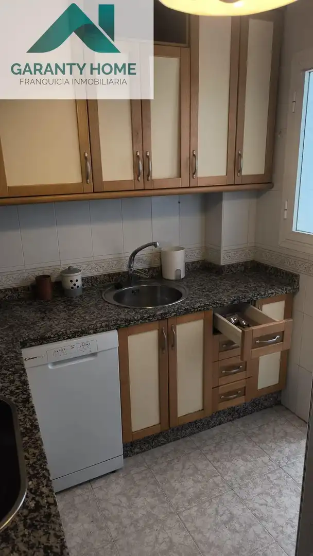 Cuina de Pis de lloguer en Jaén amb Aire condicionat, Jardí privat i Moblat