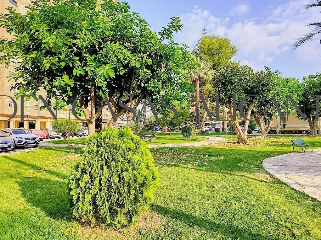 Außenansicht von Wohnungen zum Verkauf in Alicante / Alacant mit Klimaanlage, Heizung und Privatgarten