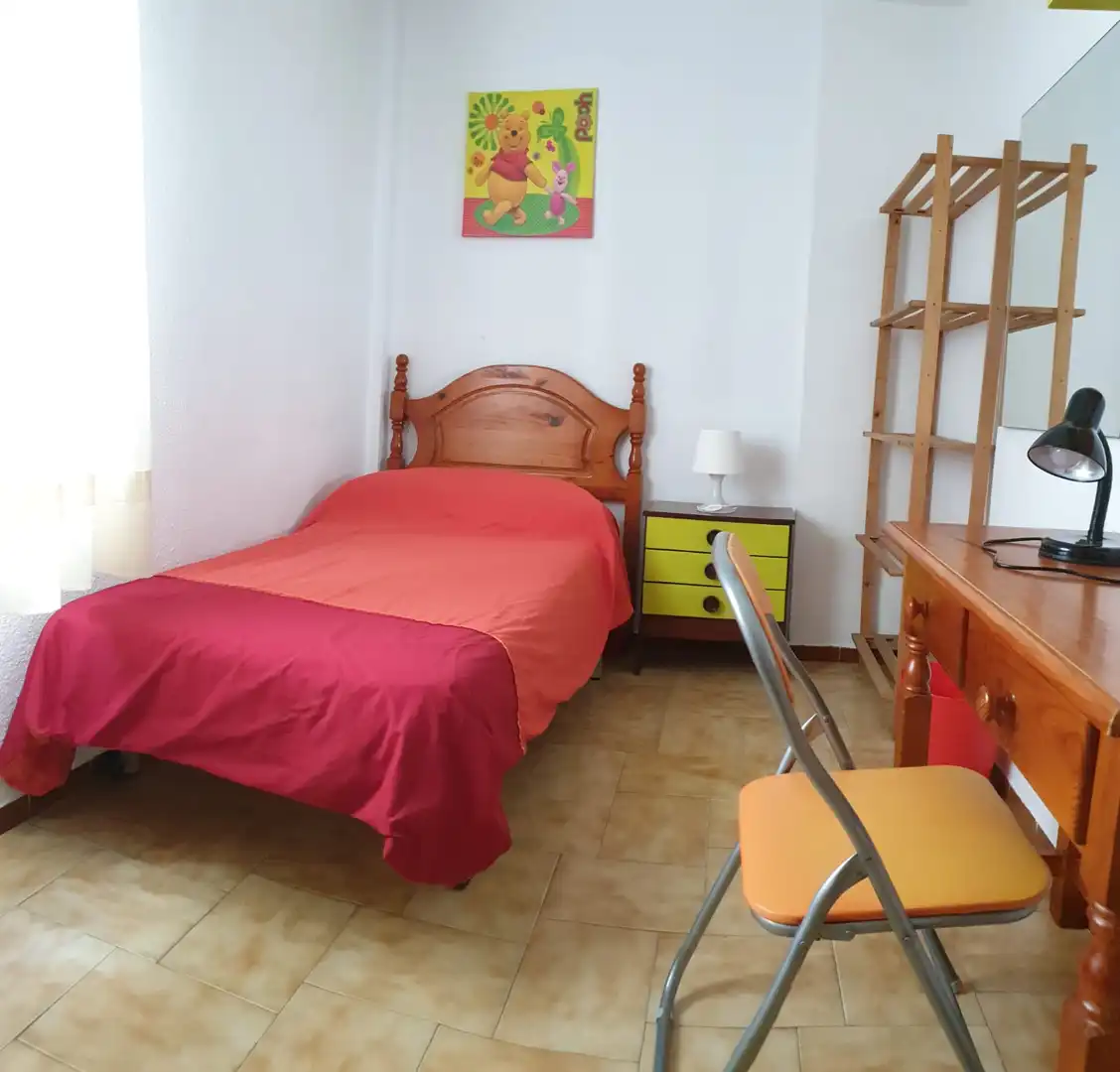 Habitación de Piso de alquiler en Sevilla con Aire acondicionado, Amueblado y Lavadora