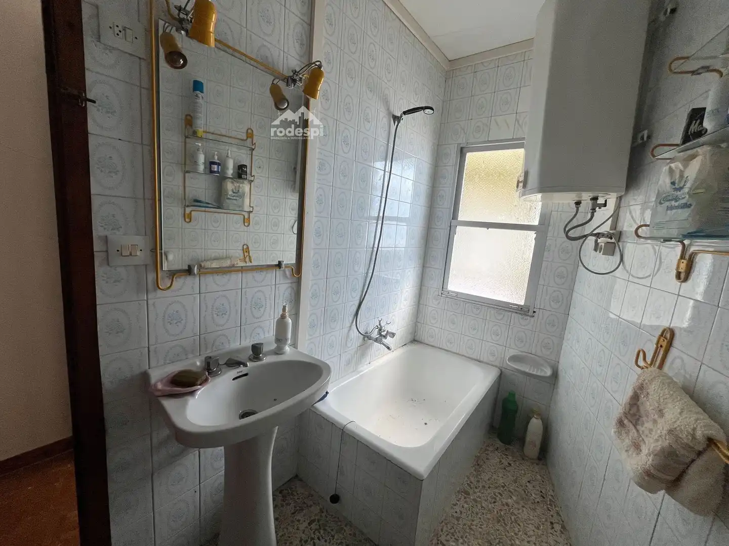 Badezimmer von Einfamilien-Reihenhaus zum Verkauf in Carballeda de Avia mit Abstellraum und Möbliert