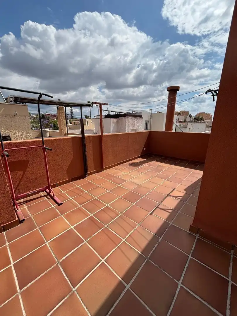 Terrassa de Casa adosada en venda en Almería amb Aire condicionat, Calefacció i Jardí privat