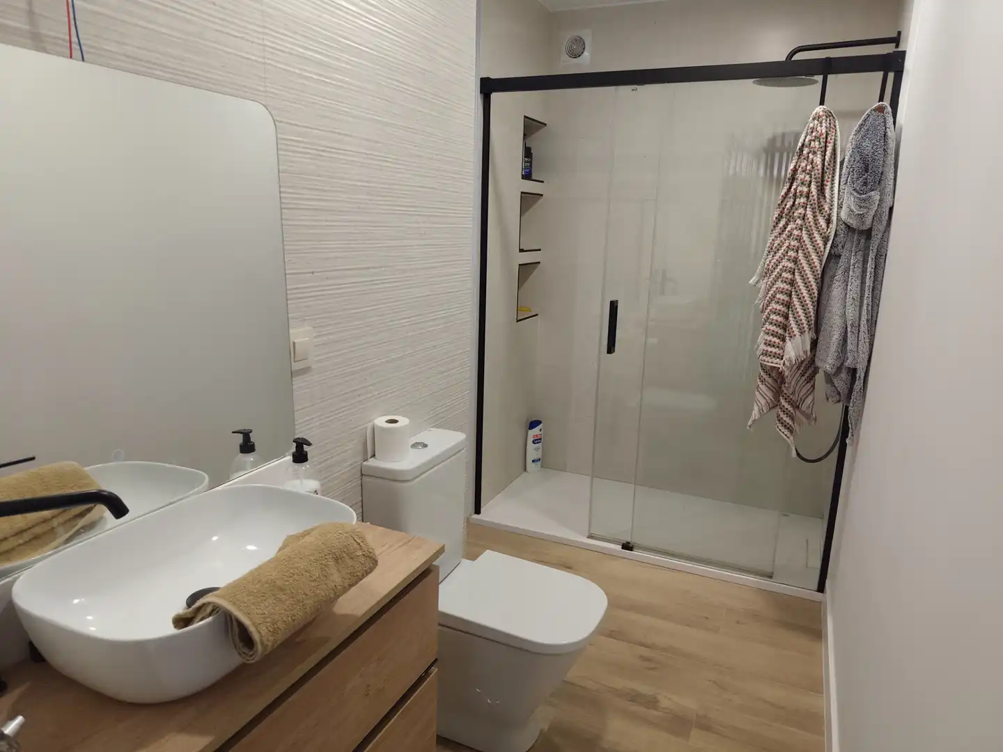Bathroom of Ground floor for share in Vigo   with Private garden, Terrace and Furnished