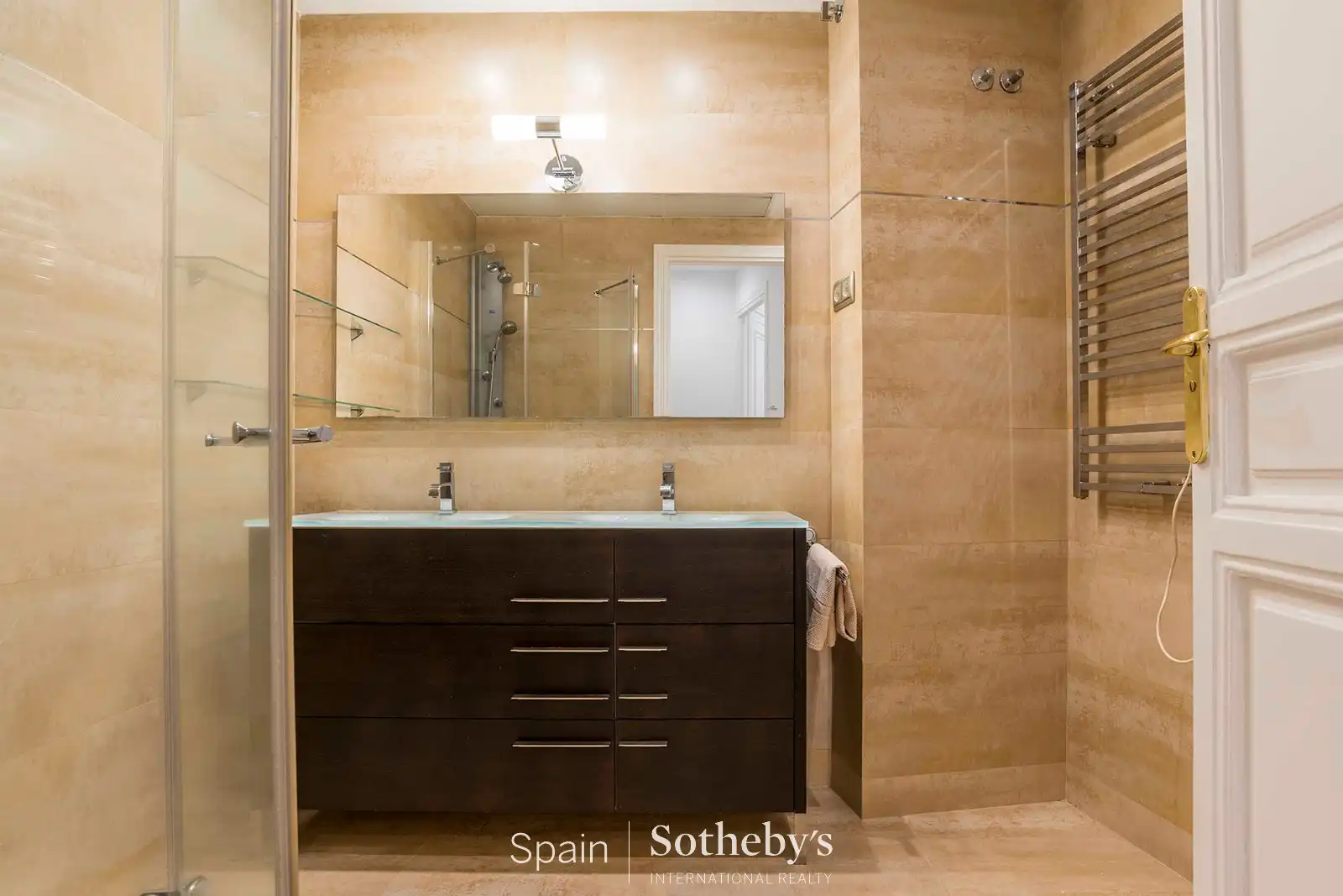 Bany de Apartament de lloguer en Madrid amb Aire condicionat i Calefacció