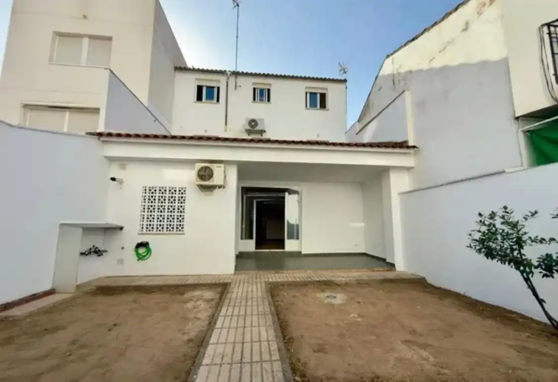 Vista exterior de Casa o xalet en venda en Badajoz amb Aire condicionat, Jardí privat i Terrassa