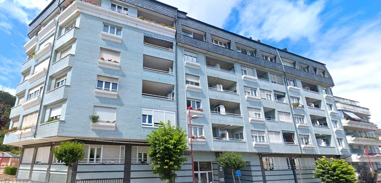 Vista exterior de Àtic en venda en Castro-Urdiales amb Calefacció, Parquet i Terrassa