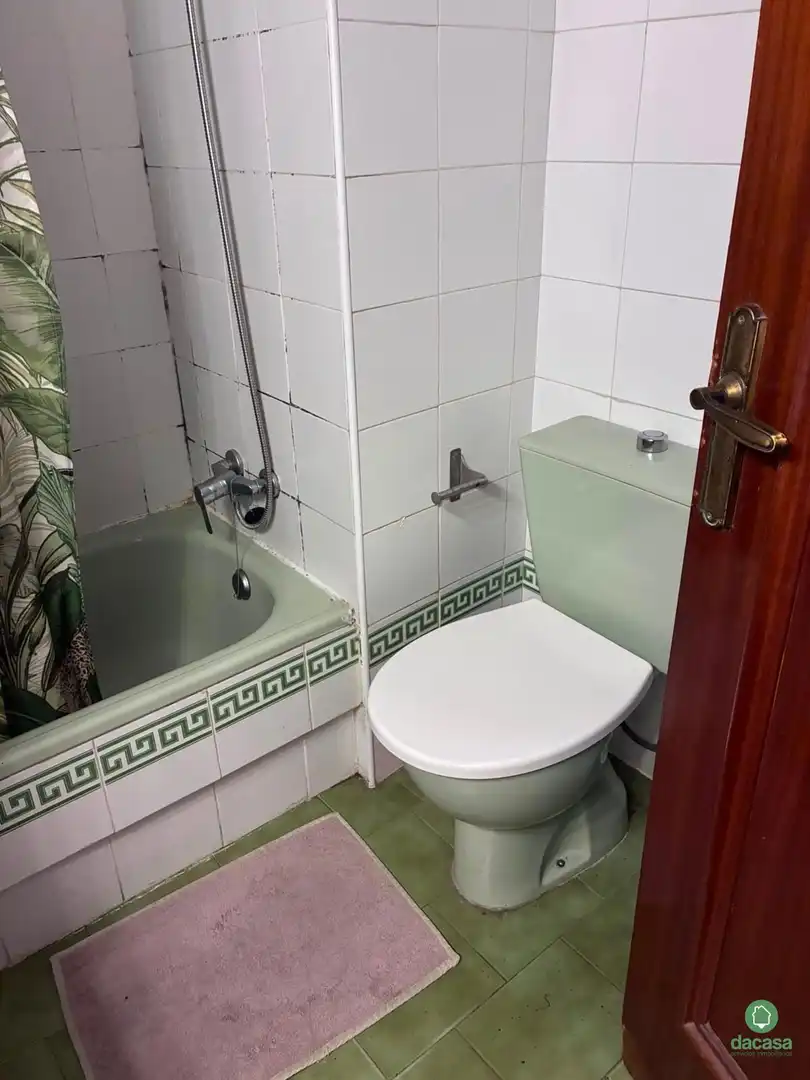 Baño de Piso para compartir en Huelva con Amueblado y Balcón