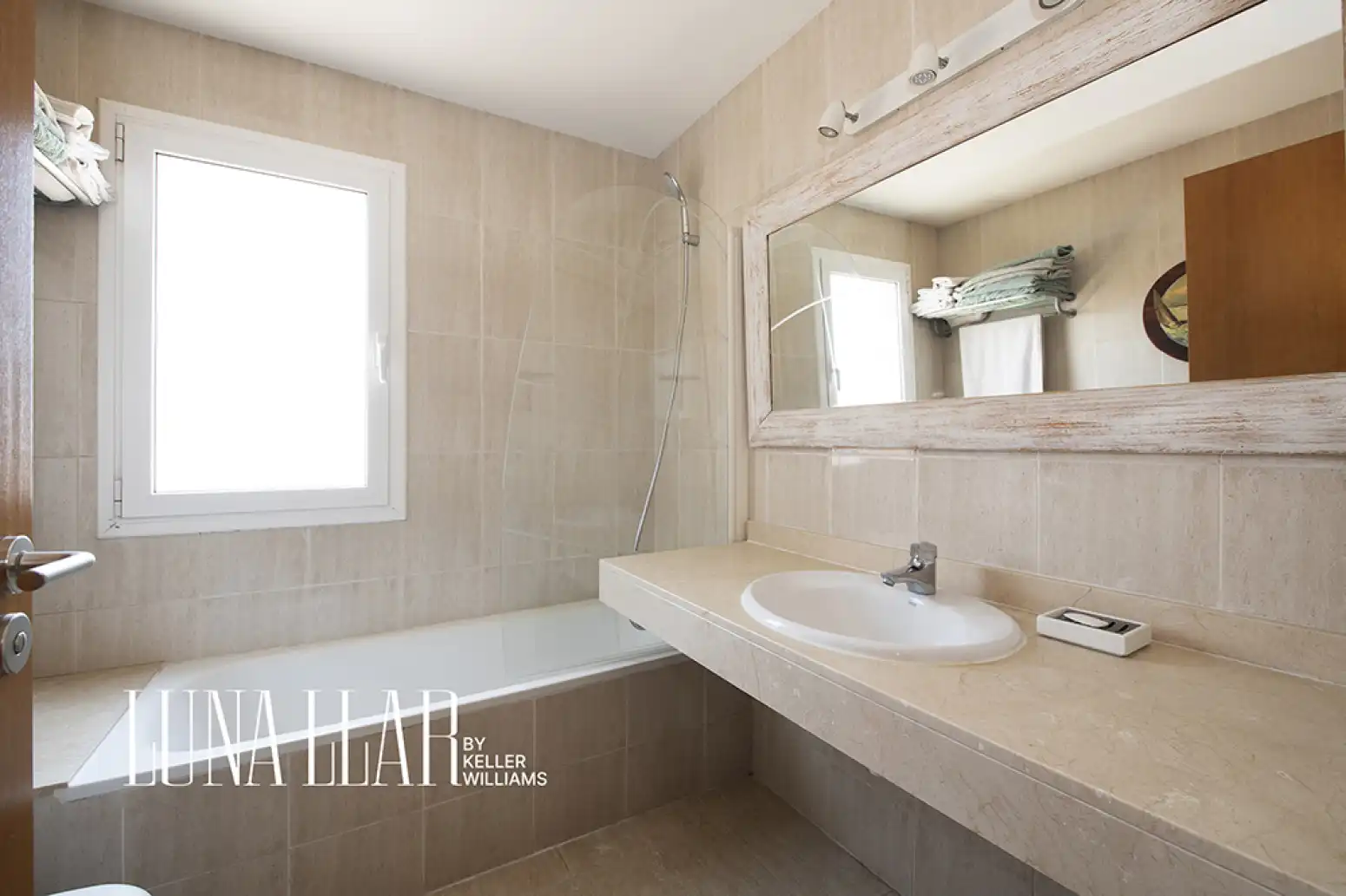 Badezimmer von Wohnung zum Verkauf in Castelldefels mit Klimaanlage, Heizung und Parkett