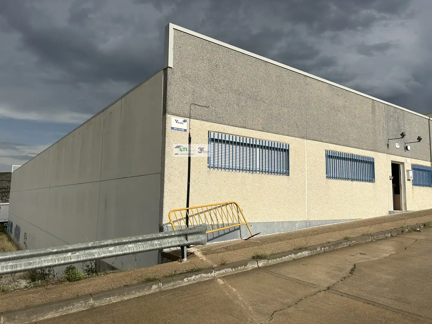 Außenansicht von Fabrikhallen zur Miete in Cuarte de Huerva